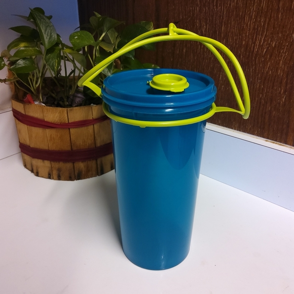 Tupperware | Kitchen | Rare Tupperware Drinking Container Handolier ...